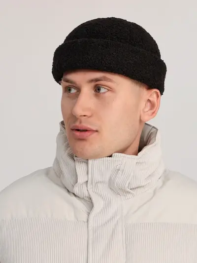 Шапка черного цвета с ооворотом